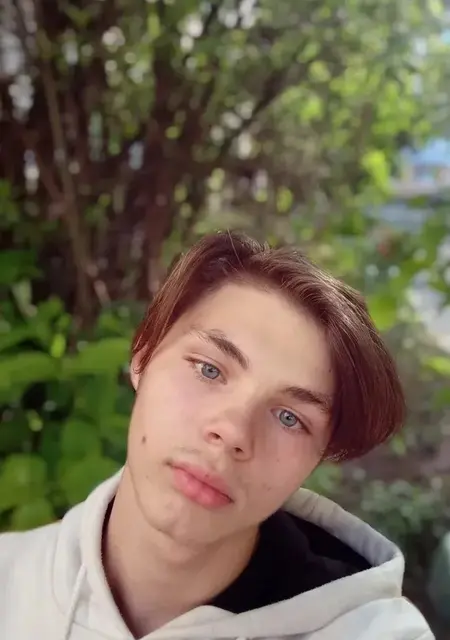 Я Игорь, 19, из Витебска, ищу знакомство для постоянных отношений