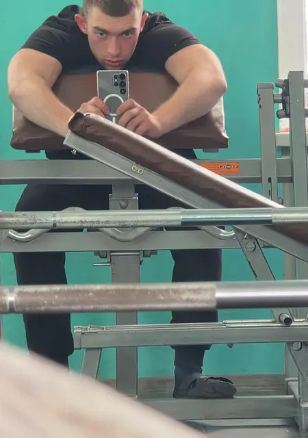 Я Евгений, 20 років з Донецька, шукаю знайомство для спілкування